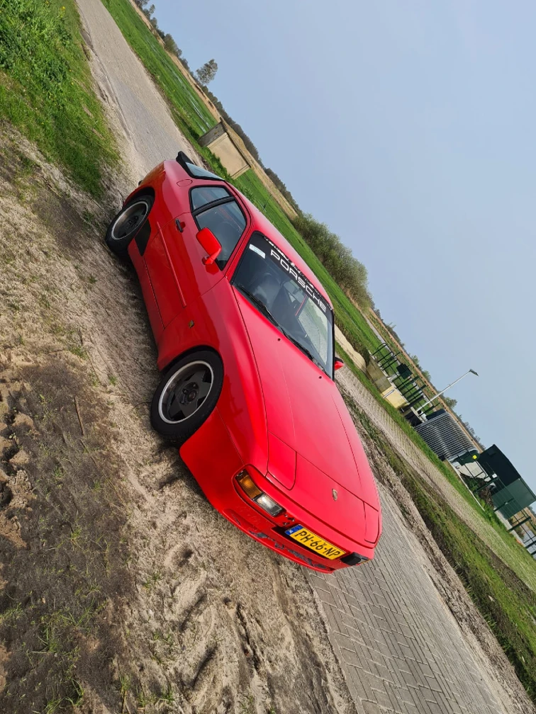 Sideways frontal picture of a Porsche 944