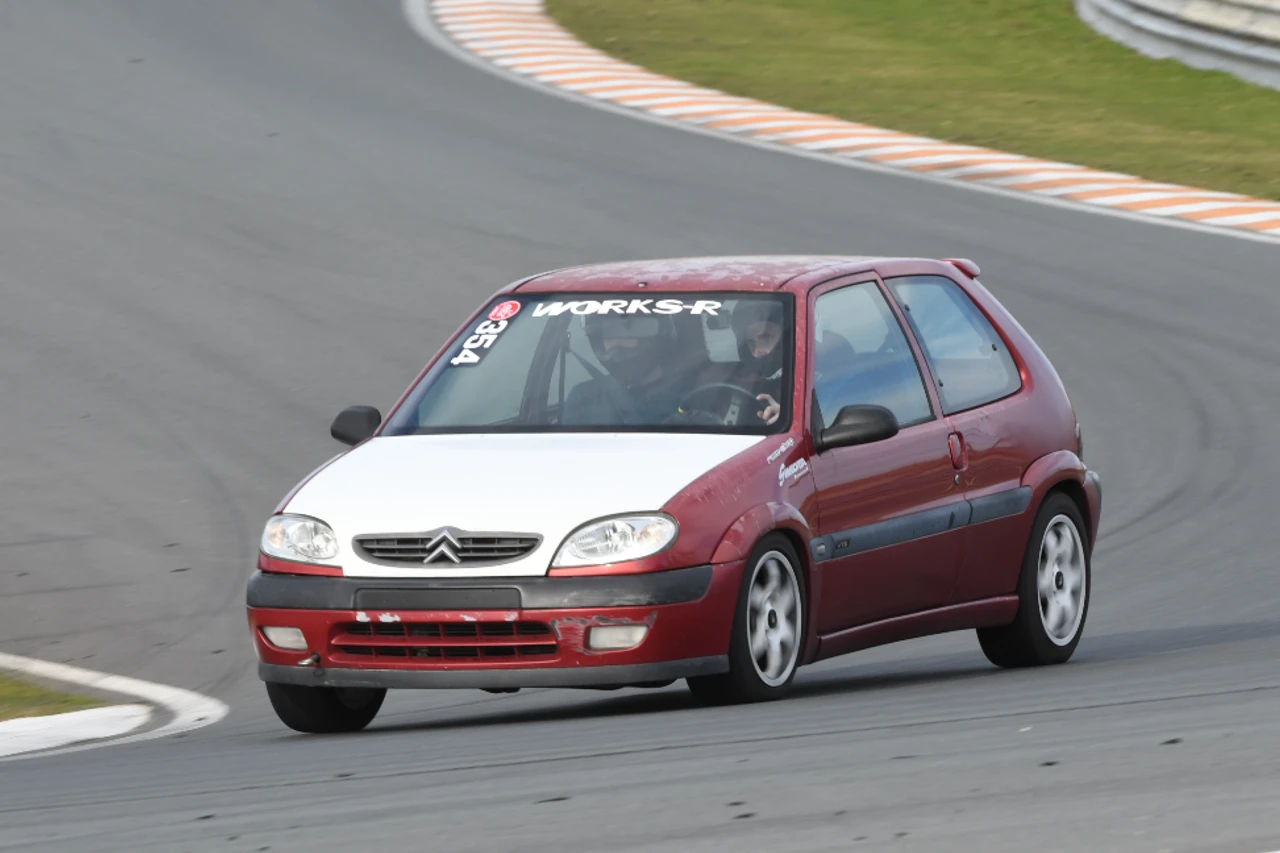 Citroën Saxo on track